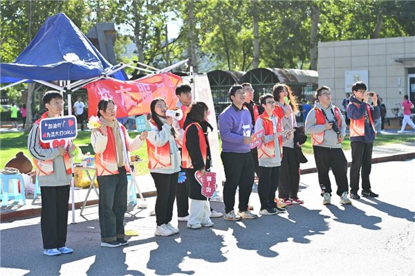 （为比赛服务和加油 摄影 田粟屹）